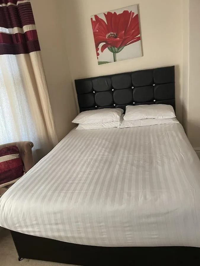 Diamonds Lodge Near York Hospital 4*,