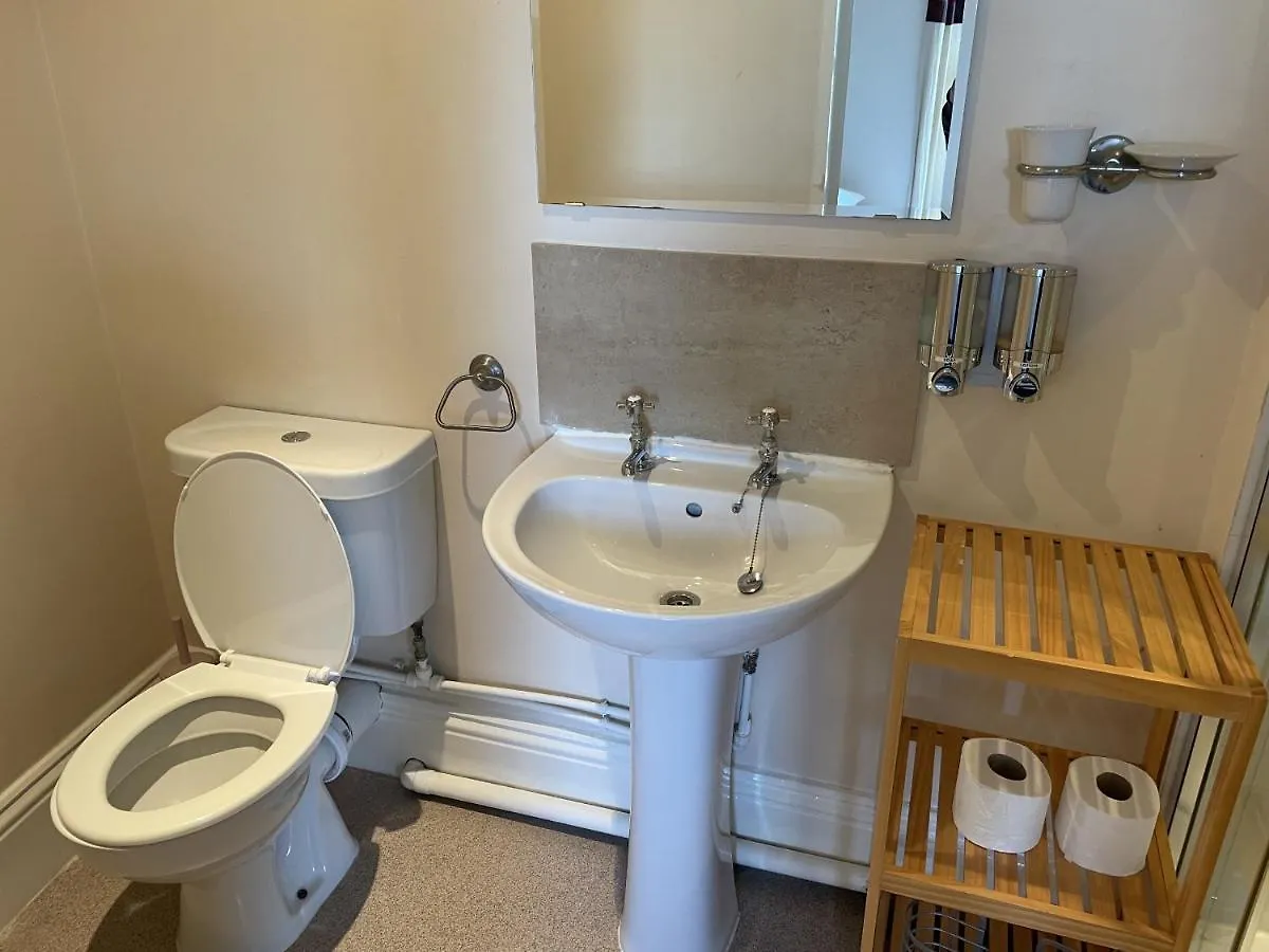 Diamonds Lodge Near York Hospital 4*,